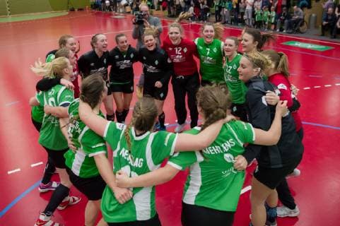 Die Spielerinnen des SV Werder Bremen jubeln über den Sieg, Freude über das gewonnene Spiel, Jubel, Lachen, Handball, 2. Bundesliga Frauen, SV Werder Bremen - 1. FSV Mainz 05,
