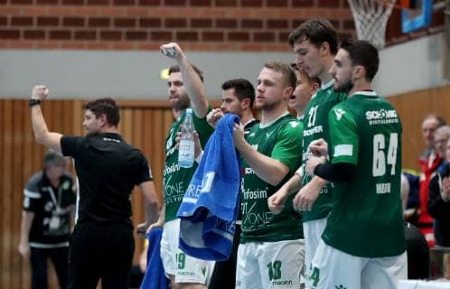 Deutschland, Würzburg, s.Oliver Arena, 08.12.2018, Handball - 2. Bundesliga - DJK Rimpar Wölfe - TSV Bayer Dormagen Bild: v. l. Die Bank jubelt über einen Treffer Copyright: HMBxMedia xHeikoxBecker
