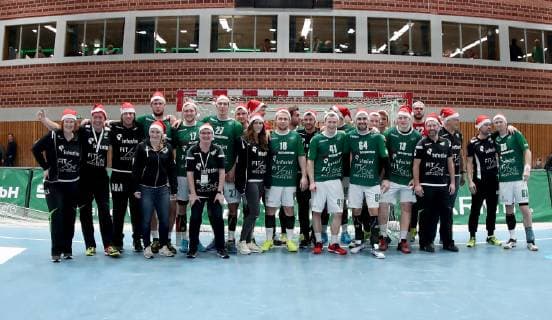 Deutschland, Würzburg, s.Oliver Arena, 08.12.2018, Handball - 2. Bundesliga - DJK Rimpar Wölfe - TSV Bayer Dormagen Bild: v. l. Die Mannschaft feiert mit den Fans den Sieg Copyright: HMBxMedia xHeikoxBecker