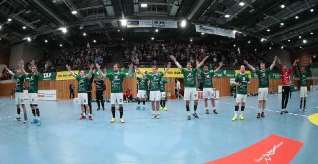Deutschland, Würzburg, s.Oliver Arena, 08.12.2018, Handball - 2. Bundesliga - DJK Rimpar Wölfe - TSV Bayer Dormagen Bild: v. l. Die Mannschaft feiert mit den Fans den Sieg Copyright: HMBxMedia xHeikoxBecker
