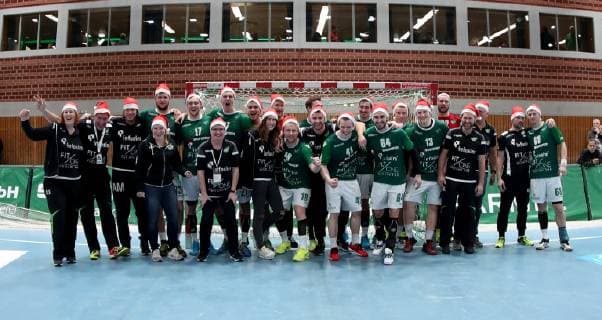 Deutschland, Würzburg, s.Oliver Arena, 08.12.2018, Handball - 2. Bundesliga - DJK Rimpar Wölfe - TSV Bayer Dormagen Bild: v. l. Die Mannschaft feiert mit den Fans den Sieg Copyright: HMBxMedia xHeikoxBecker