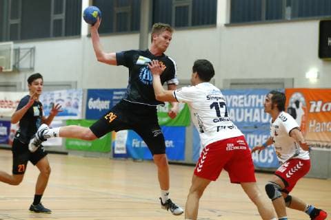 Handball Herren Bayernliga Saison 2018-2019 Haspo Bayreuth gegen HSC Bad Neustadt Haspo Bayreuth Spieler Nr.: 24 Yannik Meyer-Siebert mitte HSC Bad Neustadt Spieler Nr.: 17 Konstantin Singwald rechts