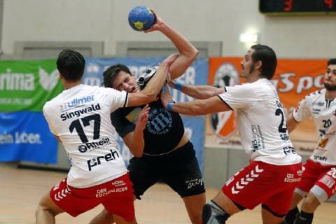 Handball Herren Bayernliga Saison 2018-2019 Haspo Bayreuth gegen HSC Bad Neustadt Haspo Bayreuth Spieler Nr.: 21 Tom Elschner mitte HSC Bad Neustadt Spieler Nr.: 17 Konstantin Singwald links HSC Bad Neustadt Spieler Nr.: 24 Franziskus Gerr rechts