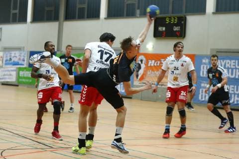 Handball Herren Bayernliga Saison 2018-2019 Haspo Bayreuth gegen HSC Bad Neustadt Haspo Bayreuth Spieler Nr.: 19 Paul Saborowski 2.v. rechts HSC Bad Neustadt Spieler Nr.: 17 Konstantin Singwald 2.v. linkss HSC Bad Neustadt Spieler Nr.: 9 Gary Hines links