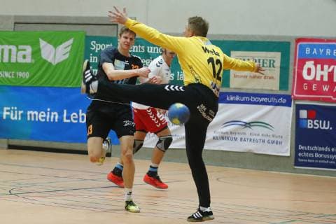 Handball Herren Bayernliga Saison 2018-2019 Haspo Bayreuth gegen HSC Bad Neustadt Haspo Bayreuth Spieler Nr.: 33 Sven Goeritz links HSC Bad Neustadt Spieler Nr.: 12 Nick Weber rechts