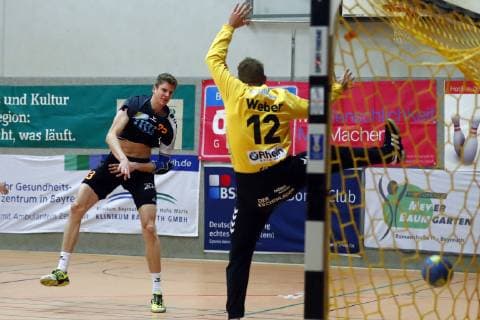 Handball Herren Bayernliga Saison 2018-2019 Haspo Bayreuth gegen HSC Bad Neustadt Haspo Bayreuth Spieler Nr.: 33 Sven Goeritz links HSC Bad Neustadt Spieler Nr.: 12 Nick Weber rechts