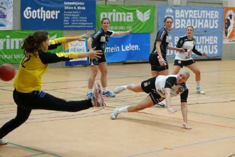 Handball Damen Bayernliga Saison 2018-2019 Haspo Bayreuth gegen HG Zirndorf Haspo Bayreuth Spielerin Nr.: 12 Hanna Bauer links HG Zirndorf Spielerin Nr.: 13 Sarah Pröpster rechts