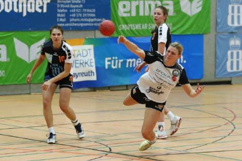 Handball Damen Bayernliga Saison 2018-2019 Haspo Bayreuth gegen HG Zirndorf Haspo Bayreuth Spielerin Nr.: 10 Kristina Hall links HG Zirndorf Spielerin Nr.: 3 Maren Kammerer rechts