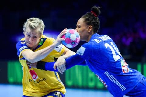 Handball, EM Damen, Schweden - Frankreich 181209 Elin Hallagard of Sweden and Pauletta Foppa of France during the EHF European WomenÕs Handball Championship match between Sweden and France on Dec 9, 2018 in Nantes. Photo: Ludvig Thunman BILDBYRN kod LT 35567 Copyright: LUDVIGxTHUNMAN BB181209LT006