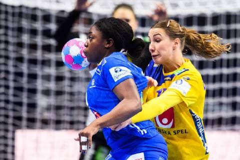 Handball, EM Damen, Schweden - Frankreich 181209 Anna Lagerquist of Sweden in a duel with Gr?ce Zaadi Deuna of France during the EHF European WomenÕs Handball Championship match between Sweden and France on Dec 9, 2018 in Nantes. Photo: Ludvig Thunman BILDBYRN kod LT 35567 Copyright: LUDVIGxTHUNMAN BB181209LT009