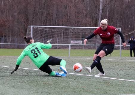 09.12.2018 - Fussball - Saison 2018 2019 - Regionalliga - Süd - Frauen Damen - 16. Spieltag: 1. FC Nürnberg Nuernberg FCN ( Club ) - TSV Jahn Calden - DaMa - Anna Wachal (9, 1. FC Nürnberg FCN FCN-Frauen ) mit Torschuss gg Marigona Zani (31, TSV Jahn Calden Frauen )