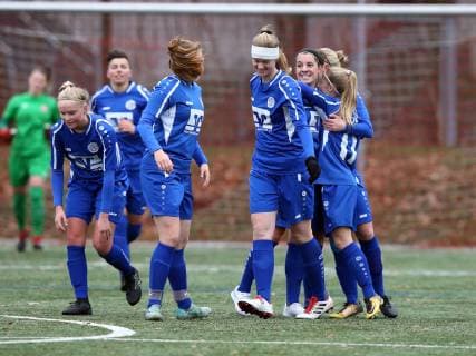 09.12.2018 - Fussball - Saison 2018 2019 - Regionalliga - Süd - Frauen Damen - 16. Spieltag: 1. FC Nürnberg Nuernberg FCN ( Club ) - TSV Jahn Calden - DaMa - Jubel Freude Torjubel nach Tor zum 0:1 - Arlene Rühmer (7, TSV Jahn Calden Frauen ) und Mannschaft Team jubelt freut sich - Torschütze: Arlene Rühmer (7, TSV Jahn Calden Frauen )