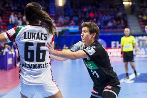 Handball, Frauen: EM, Ungarn - Deutschland Hauptrunde, Gruppe 2, 2. Spieltag im Palais des Sports v.li. Viktoria Lukacs (Hungary), Ina Grossmann (Deutschland Thueringer HC) Nancy Palais des Sports Jean Weille Frankreich