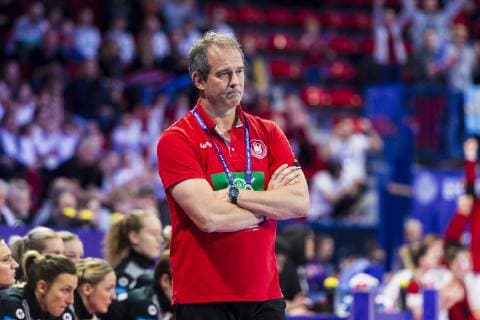 Sport Bilder des Tages Handball, Frauen: EM, Ungarn - Deutschland Hauptrunde, Gruppe 2, 2. Spieltag im Palais des Sports Trainer Henk Groener (Deutschland) Nancy Palais des Sports Jean Weille Frankreich