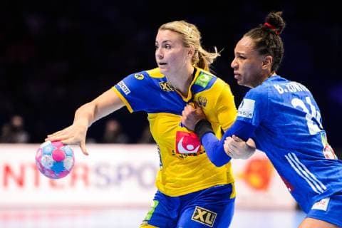 181209 Isabelle Gullden of Sweden and Beatrice Edwige of France during the EHF European WomenÕs Handball Championship match between Sweden and France on Dec 9, 2018 in Nantes. Photo: Ludvig Thunman BILDBYRN kod LT 35567 Copyright: LUDVIGxTHUNMAN BB181209LT019