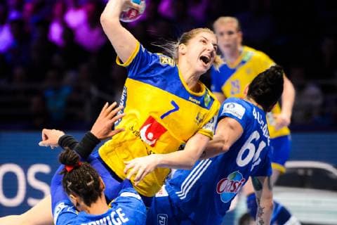 181209 Linn Blohm of Sweden in a duel with Beatrice Edwige and Alexandra Lacrabre of France during the EHF European WomenÕs Handball Championship match between Sweden and France on Dec 9, 2018 in Nantes. Photo: Ludvig Thunman BILDBYRN kod LT 35567 Copyright: LUDVIGxTHUNMAN BB181209LT020
