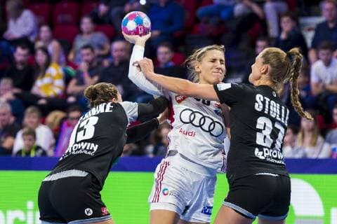 Handball, Frauen: EM, Ungarn - Deutschland Hauptrunde, Gruppe 2, 2. Spieltag im Palais des Sports v.li. Julia Behnke (Deutschland Metzingen), Gabriella Toth (Hungary), Alicia Stolle (Deutschland Thueringer HC) Nancy Palais des Sports Jean Weille Frankreich