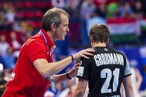Handball, Frauen: EM, Ungarn - Deutschland Hauptrunde, Gruppe 2, 2. Spieltag im Palais des Sports v.li. Trainer Henk Groener (Deutschland), Ina Grossmann (Deutschland Thueringer HC) Nancy Palais des Sports Jean Weille Frankreich