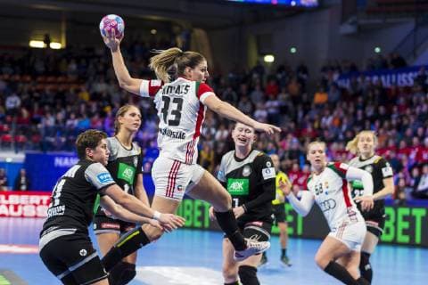 Handball, Frauen: EM, Ungarn - Deutschland Hauptrunde, Gruppe 2, 2. Spieltag im Palais des Sports v.li. Ina Grossmann (Deutschland Thueringer HC), Anna Kovacs (Hungary), Meike Schmelzer (Deutschland Thueringer HC) Nancy Palais des Sports Jean Weille Frankreich