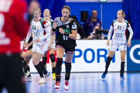 Handball, Frauen: EM, Ungarn - Deutschland Hauptrunde, Gruppe 2, 2. Spieltag im Palais des Sports v.li. Laura Szabo (Hungary), Xenia Smits (Deutschland Metz) Jubel Freude Emotion Torjubel Torschuetze Torschütze Nancy Palais des Sports Jean Weille Frankreich