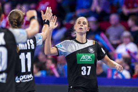 Handball, Frauen: EM, Ungarn - Deutschland Hauptrunde, Gruppe 2, 2. Spieltag im Palais des Sports v.li. Xenia Smits (Deutschland Metz), Alicia Stolle (Deutschland Thueringer HC) Nancy Palais des Sports Jean Weille Frankreich