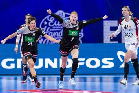 Handball, Frauen: EM, Ungarn - Deutschland Hauptrunde, Gruppe 2, 2. Spieltag im Palais des Sports v.li. Ina Grossmann (Deutschland Thueringer HC), Meike Schmelzer (Deutschland Thueringer HC), Szimonetta Planeta (Hungary) Jubel Freude Emotion Torjubel Torschuetze Torschütze Nancy Palais des Sports Jean Weille Frankreich