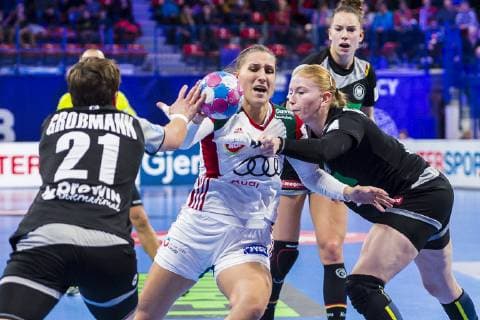 Handball, Frauen: EM, Ungarn - Deutschland Hauptrunde, Gruppe 2, 2. Spieltag im Palais des Sports v. li. im Zweikampf Ina Grossmann (Deutschland Thueringer HC), Gabriella Toth (Hungary) und Meike Schmelzer (Deutschland Thueringer HC) Nancy Palais des Sports Jean Weille Frankreich