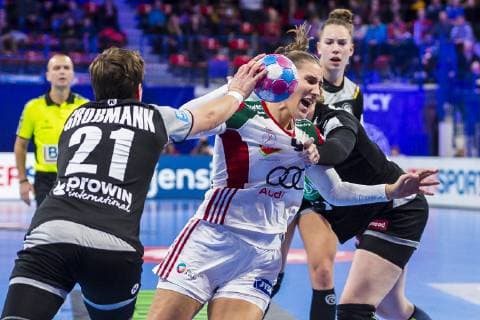 Handball, Frauen: EM, Ungarn - Deutschland Hauptrunde, Gruppe 2, 2. Spieltag im Palais des Sports v.li. Ina Grossmann (Deutschland Thueringer HC), Gabriella Toth (Hungary), Meike Schmelzer (Deutschland Thueringer HC) Nancy Palais des Sports Jean Weille Frankreich