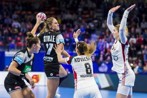 Handball, Frauen: EM, Ungarn - Deutschland Hauptrunde, Gruppe 2, 2. Spieltag im Palais des Sports v.li. Emily Boelk Bölk (Deutschland Thueringer HC), Alicia Stolle (Deutschland Thueringer HC), Aniko Kovacsics (Hungary) Nancy Palais des Sports Jean Weille Frankreich