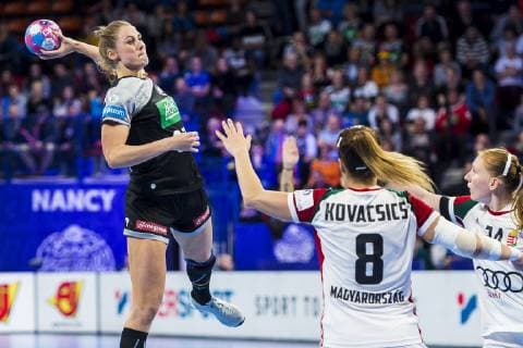 Handball, Frauen: EM, Ungarn - Deutschland Hauptrunde, Gruppe 2, 2. Spieltag im Palais des Sports v.li. Alicia Stolle (Deutschland Thueringer HC), Aniko Kovacsics (Hungary), Rea Meszaros (Hungary) Nancy Palais des Sports Jean Weille Frankreich