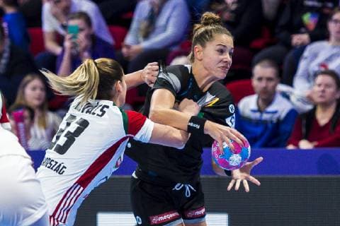 Handball, Frauen: EM, Ungarn - Deutschland Hauptrunde, Gruppe 2, 2. Spieltag im Palais des Sports v. li. im Zweikampf Anna Kovacs (Hungary) und Emily Boelk Bölk (Deutschland Thueringer HC) Nancy Palais des Sports Jean Weille Frankreich