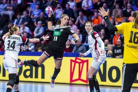 Handball, Frauen: EM, Ungarn - Deutschland Hauptrunde, Gruppe 2, 2. Spieltag im Palais des Sports v.li. Rea Meszaros (Hungary), Xenia Smits (Deutschland Metz), Szimonetta Planeta (Hungary), Blanka Biro (Hungary) Nancy Palais des Sports Jean Weille Frankreich