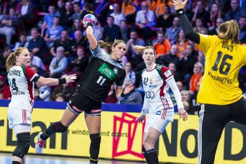 Handball, Frauen: EM, Ungarn - Deutschland Hauptrunde, Gruppe 2, 2. Spieltag im Palais des Sports v.li. Rea Meszaros (Hungary), Xenia Smits (Deutschland Metz), Szimonetta Planeta (Hungary), Blanka Biro (Hungary) Nancy Palais des Sports Jean Weille Frankreich