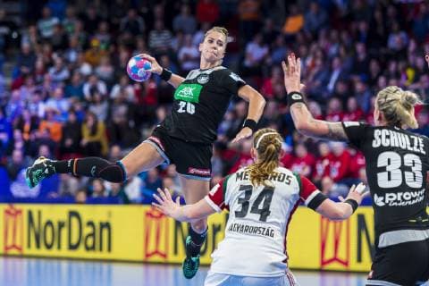 Handball, Frauen: EM, Ungarn - Deutschland Hauptrunde, Gruppe 2, 2. Spieltag im Palais des Sports v.li. Emily Boelk Bölk (Deutschland Thueringer HC), Rea Meszaros (Hungary), Luisa Schulze (Deutschland Bietigheim) Nancy Palais des Sports Jean Weille Frankreich