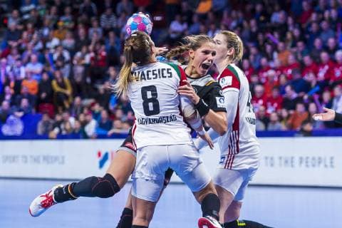 Handball, Frauen: EM, Ungarn - Deutschland Hauptrunde, Gruppe 2, 2. Spieltag im Palais des Sports v. li. im Zweikampf Aniko Kovacsics (Hungary) und Xenia Smits (Deutschland Metz) Nancy Palais des Sports Jean Weille Frankreich