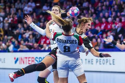 Handball, Frauen: EM, Ungarn - Deutschland Hauptrunde, Gruppe 2, 2. Spieltag im Palais des Sports v. li. im Zweikampf Aniko Kovacsics (Hungary) und Xenia Smits (Deutschland Metz) Nancy Palais des Sports Jean Weille Frankreich