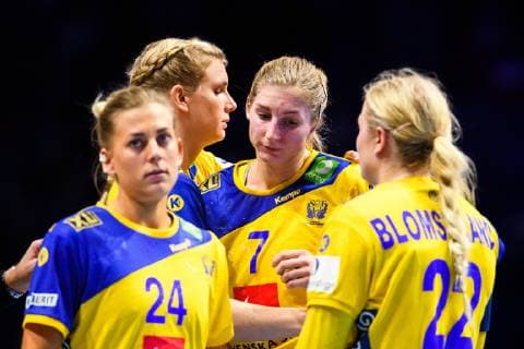 181209 Nathalie Hagman, Jenny Alm, Linn Blohm and Hanna Blomstrand of Sweden looks dejected after the EHF European WomenÕs Handball Championship match between Sweden and France on Dec 9, 2018 in Nantes. Photo: Ludvig Thunman BILDBYRN kod LT 35567 Copyright: LUDVIGxTHUNMAN BB181209LT048