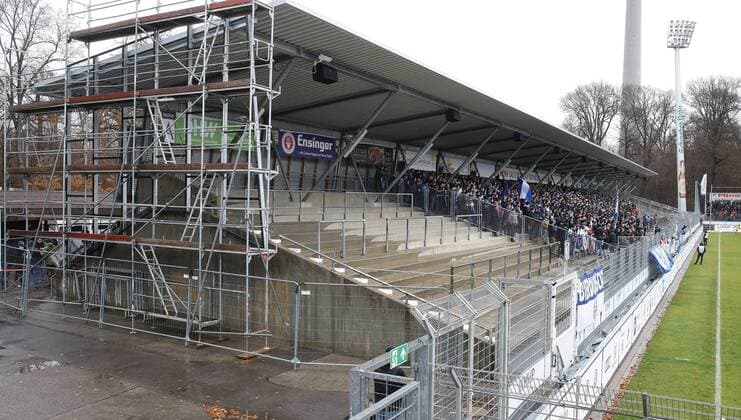 Fußball, Stadiongeschichte Stuttgarter Kickers Stuttgart , Fußball Oberliga Stuttgarter Kickers vs. SSV Reutlingen , Neues Dach für die Gegengerade , Tribüne