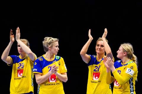 181209 Sabina Jacobsen of Sweden thanks the supporters after the EHF European WomenÕs Handball Championship match between Sweden and France on Dec 9, 2018 in Nantes. Photo: Ludvig Thunman BILDBYRN kod LT 35567 Copyright: LUDVIGxTHUNMAN BB181209LT052