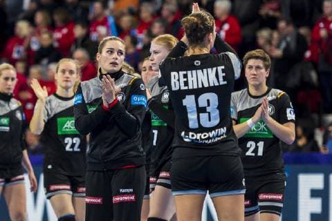 Handball, Frauen: EM, Ungarn - Deutschland Hauptrunde, Gruppe 2, 2. Spieltag im Palais des Sports Torhueterin Dinah Eckerle (Deutschland SG BBM Bietigheim), Julia Behnke (Deutschland Metzingen), Ina Grossmann (Deutschland Thueringer HC) unzufrieden enttäuscht enttaeuscht niedergeschlagen frustriert, Nancy Palais des Sports Jean Weille Frankreich