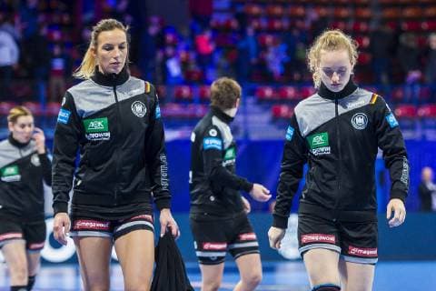 Handball, Frauen: EM, Ungarn - Deutschland Hauptrunde, Gruppe 2, 2. Spieltag im Palais des Sports v.li. Angie Geschke (Deutschland Oldenburg), Maren Weigel (Deutschland Metzingen) unzufrieden enttäuscht enttaeuscht niedergeschlagen frustriert, Nancy Palais des Sports Jean Weille Frankreich