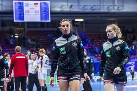 Handball, Frauen: EM, Ungarn - Deutschland Hauptrunde, Gruppe 2, 2. Spieltag im Palais des Sports Angie Geschke (Deutschland Oldenburg), Maren Weigel (Deutschland Metzingen) unzufrieden enttäuscht enttaeuscht niedergeschlagen frustriert, Nancy Palais des Sports Jean Weille Frankreich