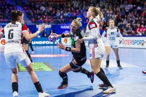 Handball, Frauen: EM, Ungarn - Deutschland Hauptrunde, Gruppe 2, 2. Spieltag im Palais des Sports v.li. Nadine Schatzl (Hungary), Luisa Schulze (Deutschland Bietigheim), Szimonetta Planeta (Hungary) Nancy Palais des Sports Jean Weille Frankreich
