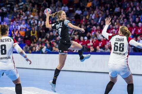Handball, Frauen: EM, Ungarn - Deutschland Hauptrunde, Gruppe 2, 2. Spieltag im Palais des Sports v.li. Aniko Kovacsics (Hungary), Alicia Stolle (Deutschland Thueringer HC), Laura Szabo (Hungary) Nancy Palais des Sports Jean Weille Frankreich