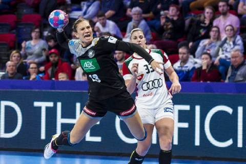 Handball, Frauen: EM, Ungarn - Deutschland Hauptrunde, Gruppe 2, 2. Spieltag im Palais des Sports v.li. Julia Behnke (Deutschland Metzingen), Anna Kovacs (Hungary) Nancy Palais des Sports Jean Weille Frankreich