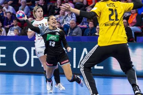 Handball, Frauen: EM, Ungarn - Deutschland Hauptrunde, Gruppe 2, 2. Spieltag im Palais des Sports Julia Behnke (Deutschland Metzingen), Eva Kiss (Hungary) Nancy Palais des Sports Jean Weille Frankreich