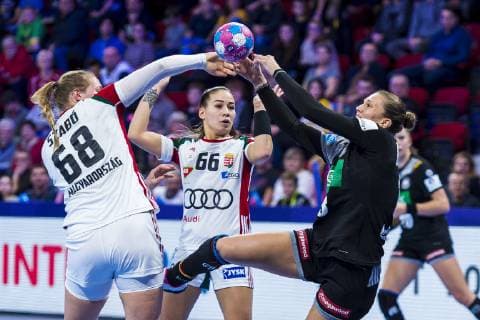 Handball, Frauen: EM, Ungarn - Deutschland Hauptrunde, Gruppe 2, 2. Spieltag im Palais des Sports v.li. Laura Szabo (Hungary), Viktoria Lukacs (Hungary), Julia Behnke (Deutschland Metzingen) Nancy Palais des Sports Jean Weille Frankreich
