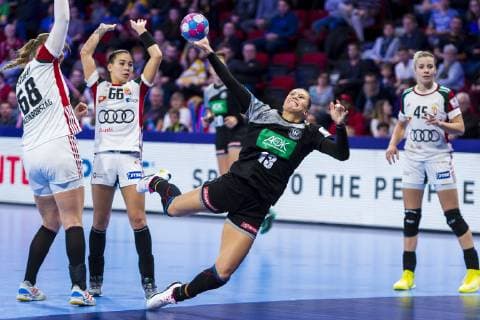 Handball, Frauen: EM, Ungarn - Deutschland Hauptrunde, Gruppe 2, 2. Spieltag im Palais des Sports v.li. Laura Szabo (Hungary), Viktoria Lukacs (Hungary), Julia Behnke (Deutschland Metzingen), Noemi Hafra (Hungary) Nancy Palais des Sports Jean Weille Frankreich