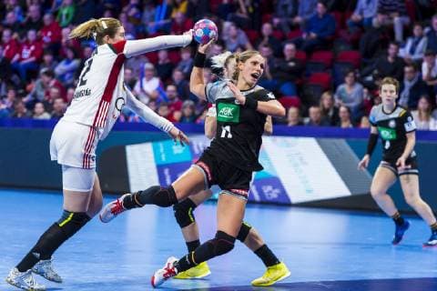 Handball, Frauen: EM, Ungarn - Deutschland Hauptrunde, Gruppe 2, 2. Spieltag im Palais des Sports v.li. Szimonetta Planeta (Hungary), Xenia Smits (Deutschland Metz) Nancy Palais des Sports Jean Weille Frankreich