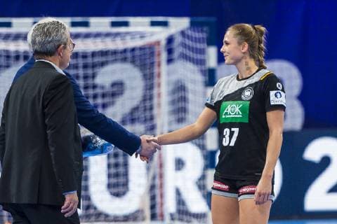 Handball, Frauen: EM, Ungarn - Deutschland Hauptrunde, Gruppe 2, 2. Spieltag im Palais des Sports Alicia Stolle (Deutschland Thueringer HC) Player of the Match Nancy Palais des Sports Jean Weille Frankreich